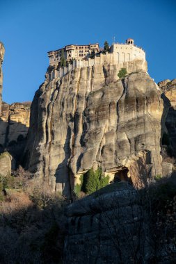 Sabah kalampaka şehrindeki kayalıklardaki metoera Yunan manastırı kiliseleri 