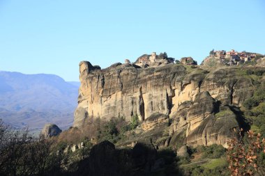 Sabah kalampaka şehrindeki kayalıklardaki metoera Yunan manastırı kiliseleri 