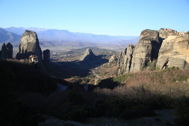Sabah kalampaka şehrindeki kayalıklardaki metoera Yunan manastırı kiliseleri 