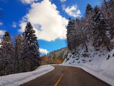 Anilio Kayak Merkezi Yunanistan yakınlarında kışın buz seyahatinden temiz kar yağar