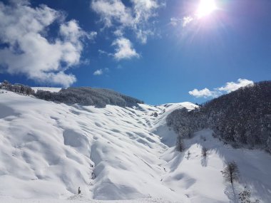 Anilio mestovo kayak merkezinin kar dağı tepesindeki kayak merkezi, Yunanistan 'ın Ocak ayındaki mükemmel sporları.