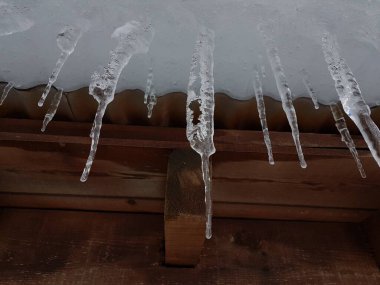 Anilio Yunanistan 'ın kayak merkezi kış mevsiminin çatısında buz sarkıtı