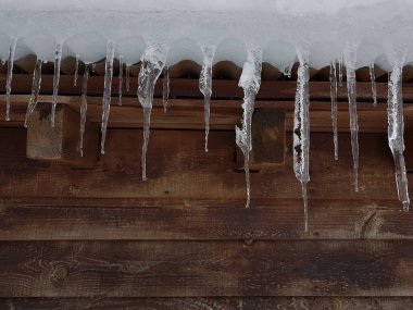 Anilio Yunanistan 'ın kayak merkezi kış mevsiminin çatısında buz sarkıtı