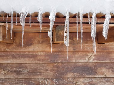 Anilio Yunanistan 'ın kayak merkezi kış mevsiminin çatısında buz sarkıtı