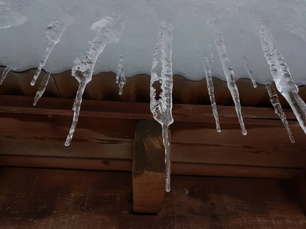 Anilio Yunanistan 'ın kayak merkezi kış mevsiminin çatısında buz sarkıtı
