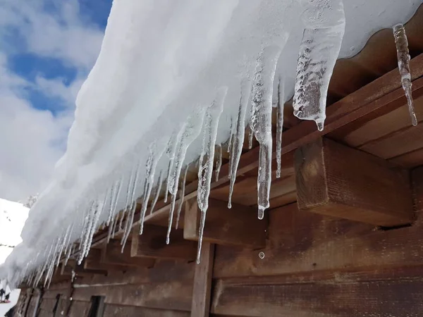 Anilio Yunanistan 'ın kayak merkezi kış mevsiminin çatısında buz sarkıtı