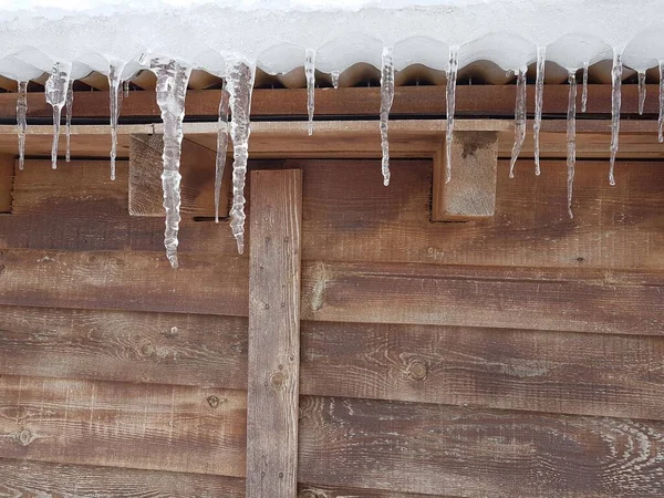 Anilio Yunanistan 'ın kayak merkezi kış mevsiminin çatısında buz sarkıtı
