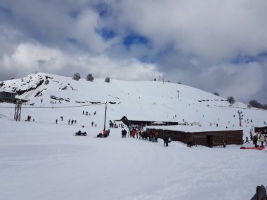 Anilio Kayak Merkezi 'nde kış mevsiminde dağın tepesine kar yolu ve çit