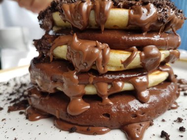 Sıcak tabakta erimiş çikolatalı krep.