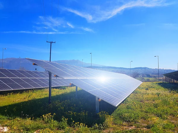 Güneş Panelleri Elektrik Sürdürülebilirliği Enerji Gökyüzü Güneşli Gün Güneş Hücreleri — Stok fotoğraf