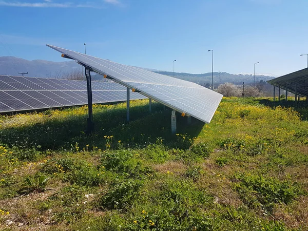 Sonnenkollektoren Strom Nachhaltigkeit Energie Himmel Sonniger Tag Sonnenzellen — Stockfoto