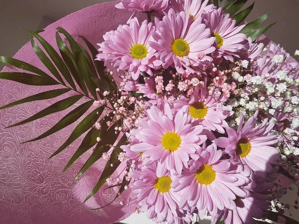 Букет Рожевих Квітів Нумера Зеленого Листя Фону — стокове фото