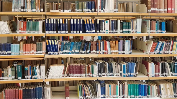 Βιβλιοθήκη Πανεπιστημιακά Βιβλία Πολλοί Στα Ράφια Της Εκπαίδευσης Σχολείο Μάθουν — Φωτογραφία Αρχείου