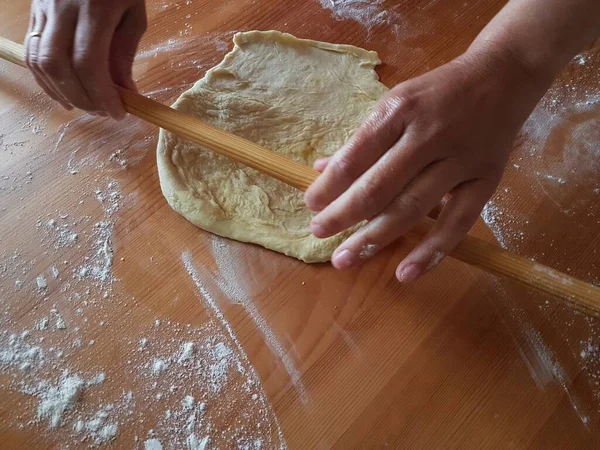 酵母圧延ピン小麦粉シート伝統的なキッチン — ストック写真