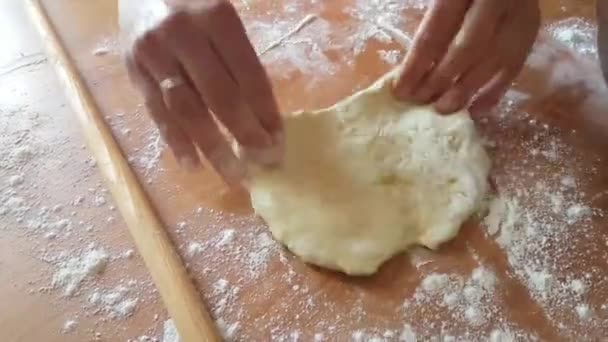 Αλεύρι Φύλλο Πίτα Τροχαίο Καρφίτσα Γυναίκα Χέρια Κάνοντας Πίτα — Αρχείο Βίντεο