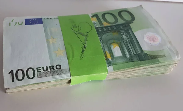 Грошові Банкноти Євро 100 Ізольовані Ринку Білого Столу Назад Кредитний — стокове фото