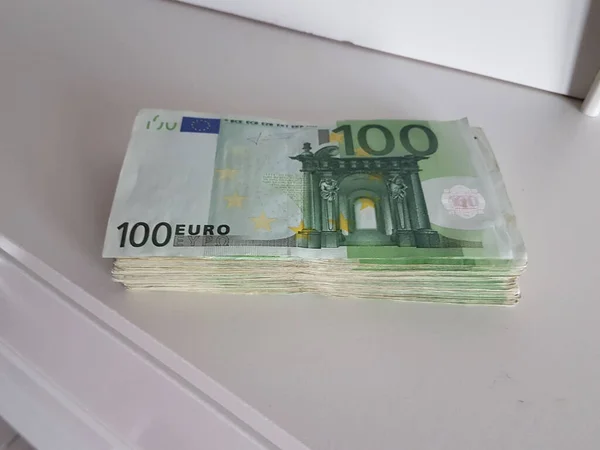 Banknoty Euro 100 Euro Izolowane Białym Rynku Stołowym Tło Zadłużenie — Zdjęcie stockowe