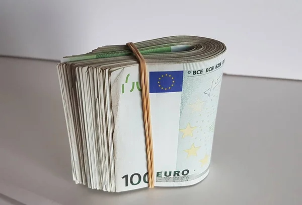 Pénz Bankjegyek Euro 100 Izolált Fehér Asztali Piacon Háttérhitel Adósság — Stock Fotó