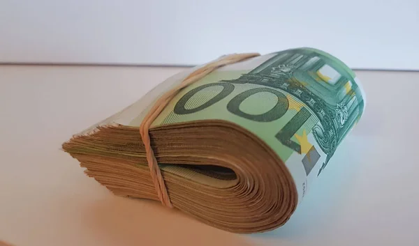 Деньги Банкноты Евро 100 Изолированы Белом Столе Рынка Обратный Долг — стоковое фото