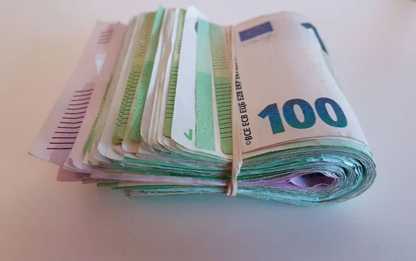 Para Banknotlar Euro 100 Izole Beyaz Masa Piyasası Gerilemiş Borç — Stok fotoğraf