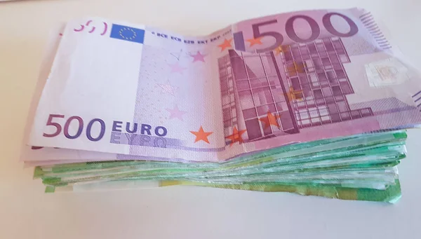 银币100欧元 孤立在一个白色桌子市场上背对着借债 — 图库照片