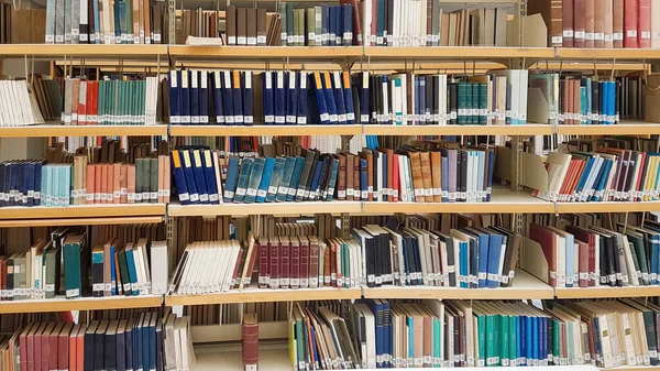 Βιβλιοθήκη Πανεπιστημιακά Βιβλία Πολλοί Στα Ράφια Της Εκπαίδευσης Σχολείο Μάθουν — Φωτογραφία Αρχείου