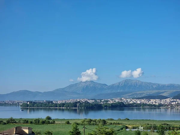 Ioannina Giannena Cidade Panorama Lago Pamvotis Montanha Olitsika Primavera Estação — Fotografia de Stock