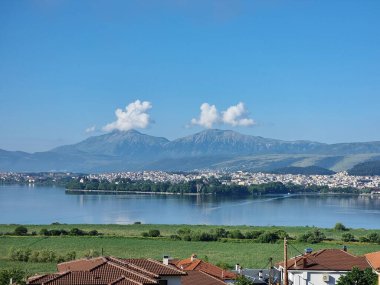 Bahar mevsiminde ioannina ya da Giannena City Panorama Gölü Pamvotis ve Mountain Olitsika 