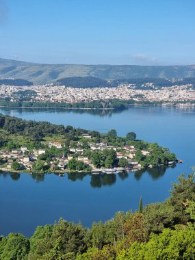 Bahar mevsiminde ioannina ya da Giannena City Panorama Gölü Pamvotis ve Mountain Olitsika 