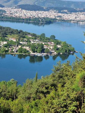 Bahar mevsiminde ioannina ya da Giannena City Panorama Gölü Pamvotis ve Mountain Olitsika 