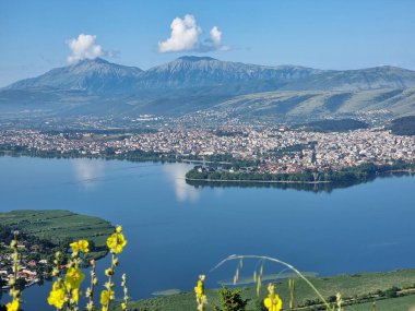 Bahar mevsiminde ioannina ya da Giannena City Panorama Gölü Pamvotis ve Mountain Olitsika 