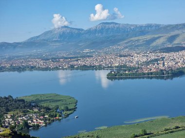 Bahar mevsiminde ioannina ya da Giannena City Panorama Gölü Pamvotis ve Mountain Olitsika 