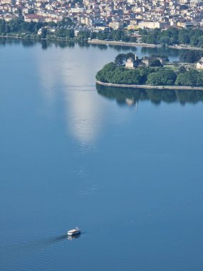 Bahar mevsiminde ioannina ya da Giannena City Panorama Gölü Pamvotis ve Mountain Olitsika 