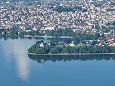 Bahar mevsiminde ioannina ya da Giannena City Panorama Gölü Pamvotis ve Mountain Olitsika 