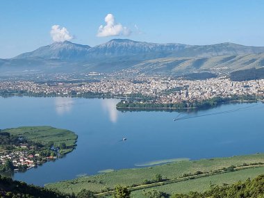 Bahar mevsiminde ioannina ya da Giannena City Panorama Gölü Pamvotis ve Mountain Olitsika 