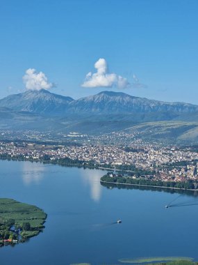 Bahar mevsiminde ioannina ya da Giannena City Panorama Gölü Pamvotis ve Mountain Olitsika 