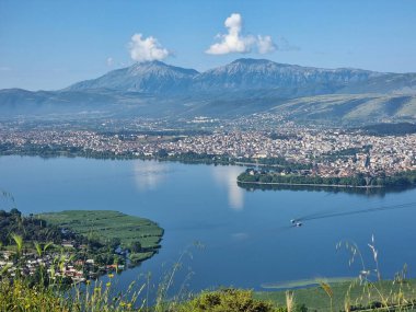 Bahar mevsiminde ioannina ya da Giannena City Panorama Gölü Pamvotis ve Mountain Olitsika 