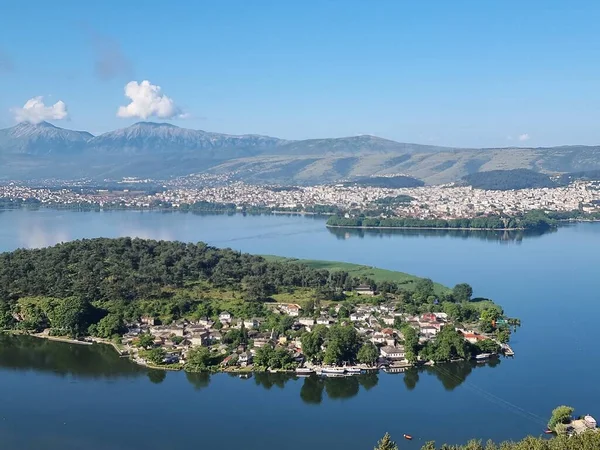 Bahar mevsiminde ioannina ya da Giannena City Panorama Gölü Pamvotis ve Mountain Olitsika 