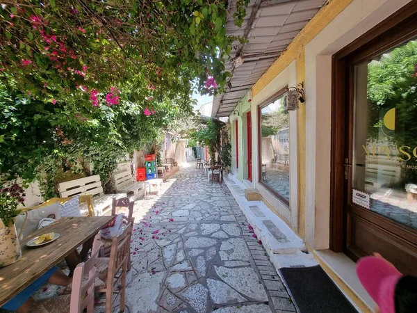 夏のギリシャの観光代替リゾート路地の建物街のPreveza都市 — ストック写真