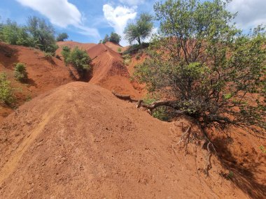 Kokkinopilos veya Preveza Yunan tepelerindeki kırmızı toprak çöl dağları gibi kırmızıdır.