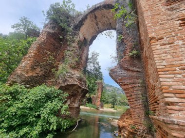 Agios Georgios köyünde antik Roma su kemeri. Agios Georgios Preveza köyü. 