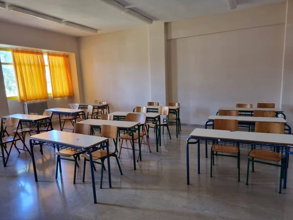 Turma Mesas Exames Escola Educação Fundo Vazio — Fotografia de Stock