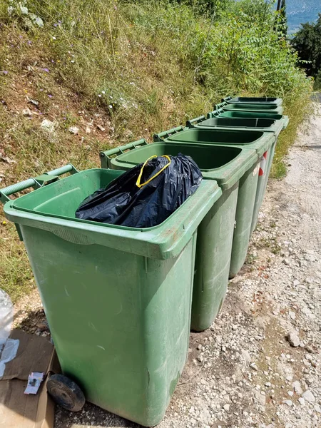 ゴミ捨て場ごみゴミ箱空になったプラスチックごみ — ストック写真