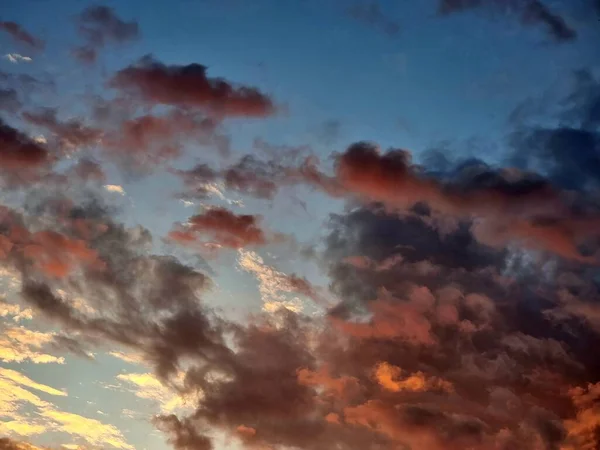 Облака Цвета Многоцветные После Дождя Розовый Оранжевый Закат Драматический Фон — стоковое фото