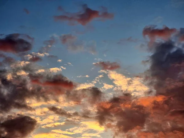 Облака Цвета Многоцветные После Дождя Розовый Оранжевый Закат Драматический Фон — стоковое фото