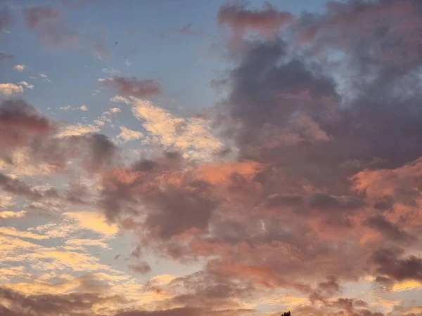 Wolken Farben Mehrfarbig Nach Regen Rosa Orange Sonnenuntergang Dramatischer Hintergrund — Stockfoto