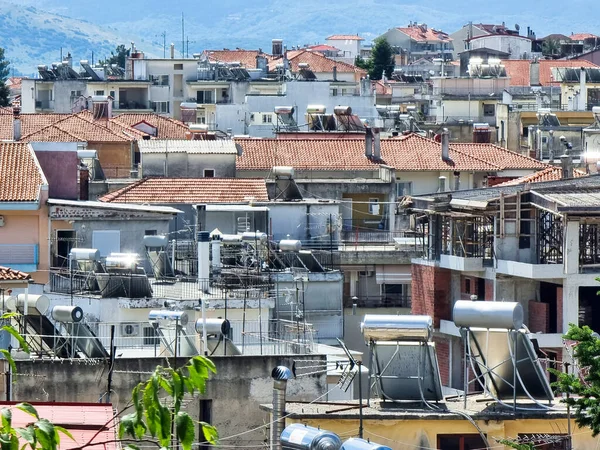 Çatılar, şehrin güneş panelleri, güneş panelleri, arka plan blokları.