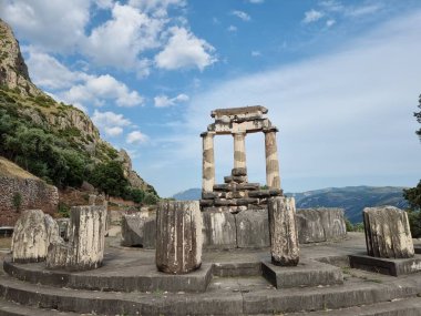 Yunan Delphi tapınağı Athena pronaia ve tholos antik Delphi bölgesi