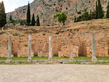 Delphi arkeolojik bölgesindeki agora sütunları