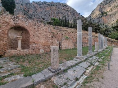 Delphi arkeolojik bölgesindeki agora sütunları